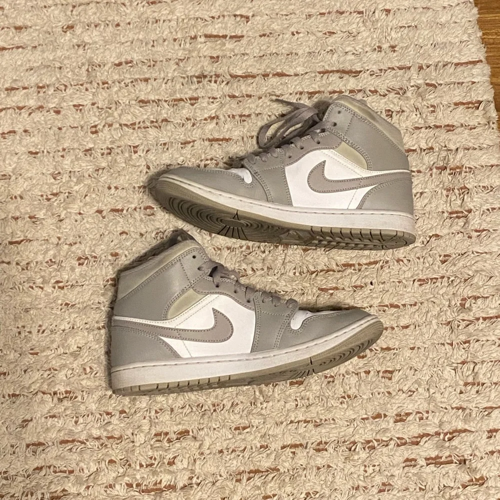Air Jordan 1 Mid 'Linen' - size US M 7.5 / W 9